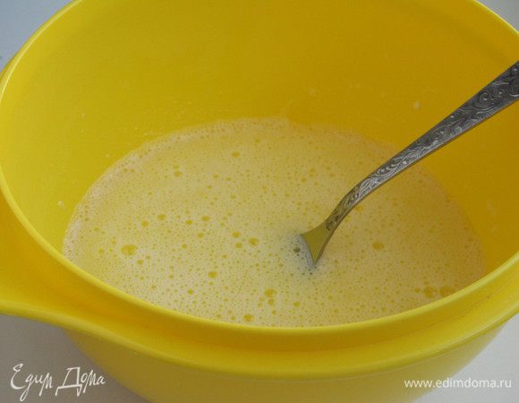 Сливочное мало растопить на плите и соединить с молоком. Добавить сахар, соль и 1 небольшое яйцо. Все хорошо перемешать.