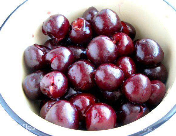 Пока тесто поднимается, подготовить черешню, удалив из нее косточки.