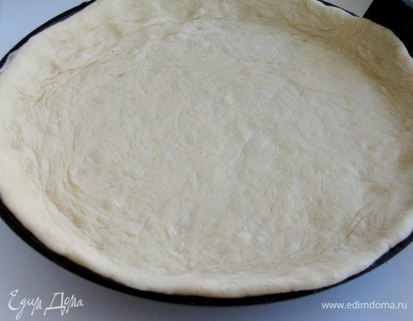 Раскатать тесто в круг и перенести в форму, смазанную сливочным маслом, формируя небольшие бортики. Я выпекала пирог в блинной сковороде со съемной ручкой диаметром 23 см.