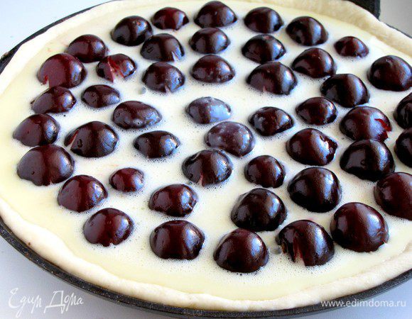 На черешню вылить заливку. Поставить пирог в духовку, разогретую до 180 град, на 20-25 минут, до зарумянивания.