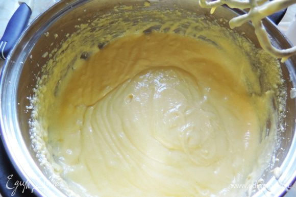 Размягченный маргарин взбиваем с сахаром и яйцами до получения однородной кремообразной массы.
