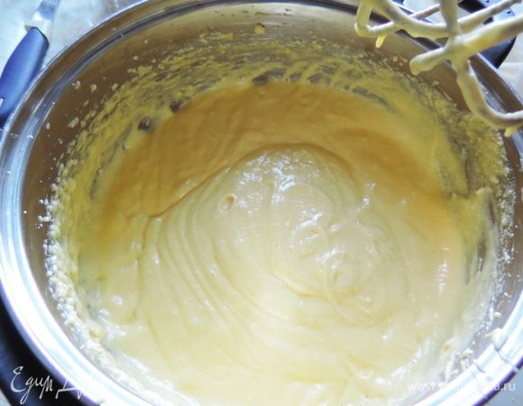 Размягченный маргарин взбиваем с сахаром и яйцами до получения однородной кремообразной массы.