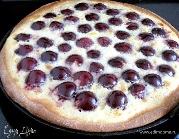 Готовый пирог достать из духовки и остудить.