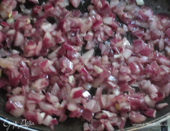 Лук мелко нарезать.Разогреть в сковороде 1 ст.л. оливкового масла и обжарить лук до золотистого цвета. Добавить соль,перец по вкусу.