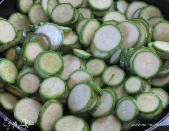 Цукини нарезать кружочками. Разогреть в другой сковороде   1 ст.л. оливкового масла и обжарить овощи 6-8 минут.Посолить,поперчить по вкусу.