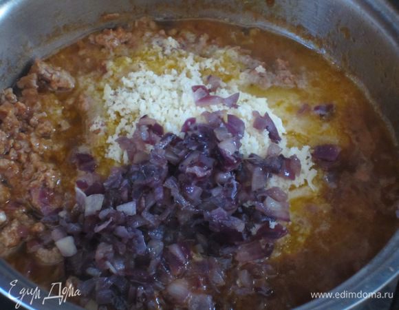 В сотейнике разогреть оставшееся масло и обжарить фарш,добавить томатный соус,тимьян,соль,перец и готовить 5 минут на сильном огне .Снять с огня,добавить половину тёртого пармезана ,лук и хорошо перемешать.