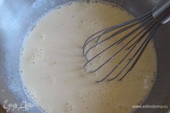 В миску налить молоко,сливки,вбить яйцо,добавить соль и перец по вкусу и хорошо взбить массу венчиком.