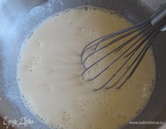 В миску налить молоко,сливки,вбить яйцо,добавить соль и перец по вкусу и хорошо взбить массу  венчиком.