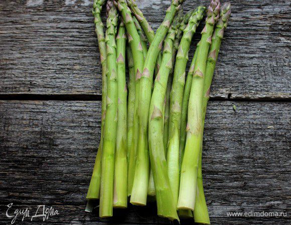 Спаржу помыть и обрезать жесткий кончик. Аккуратно почистить. Я это делала при помощи ножа для чистки картофеля.