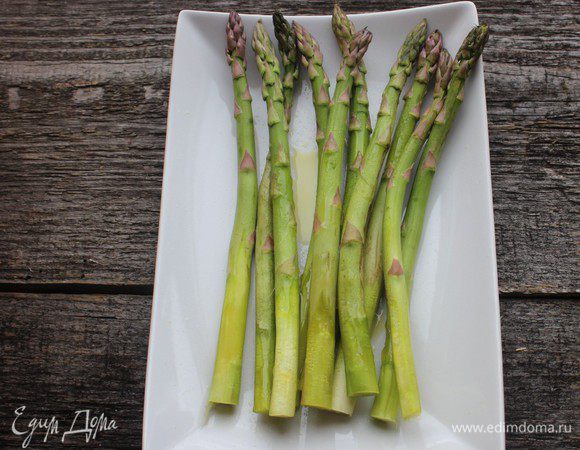 Сбрызнуть спаржу оливковым маслом и лимонным соком, оставить на 10-15 минут. НЕ СОЛИТЬ!!!