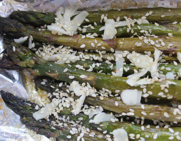 Затем фольгу открыть, посыпать рубленным чесноком и кунжутом и запекать еще 3 минуты.


Второй способ мне понравился больше)))