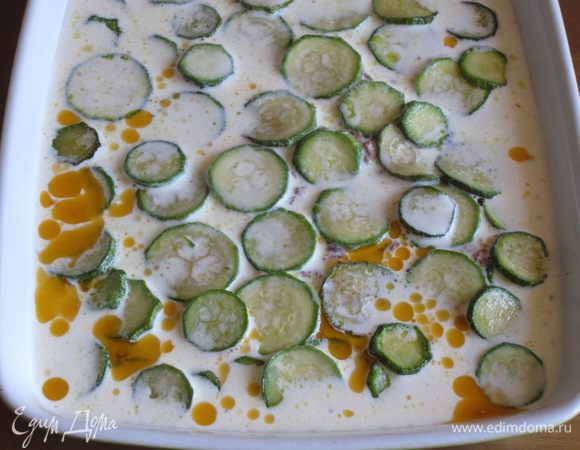 Затем оставшиеся цукини и залить гратен яично-молочной смесью.
