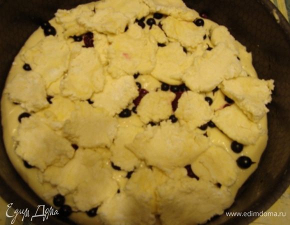 В отдельной посудине смешать оставшийся творог с 1 яйцом, мукой и сахаром. Перемешать, слепить комочек. И от комка отщипывать кусочки и выкладывать поверх пирога. 
Поставить в духовку на 30-45 минут. Готовность проверять шпажкой. Приятного аппетита!!! 