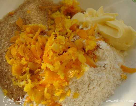 Готовим крошку. В миске смешать все сухие ингредиенты и мелко натертую цедру половины апельсина, добавить размягченное масло. 