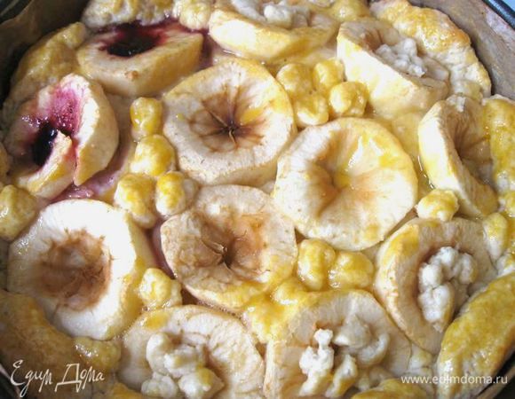 Через 20 минут после начала выпечки – вынуть, смазать смесью желтка с молоком (0.5.ч.л.). Вынуть пирог из духовки.

