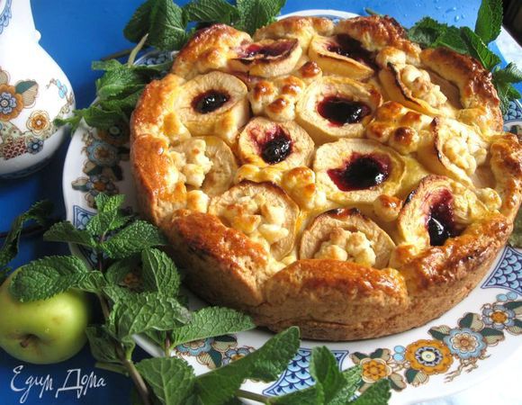 Освободить пирог от формы. Дать немного остыть. 