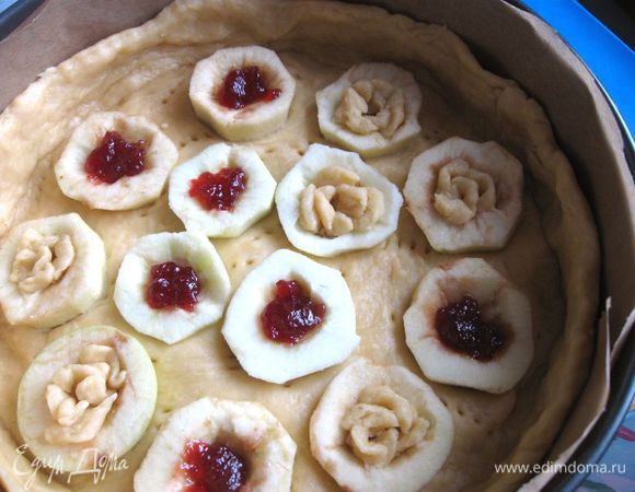 Это - другой вариант, в нем на 1 ч.л. разрыхлителя меньше, всего 3 ст.л. молока в тесте, кроме того, после выпечки его посыпала корицей. Джем клубничный.