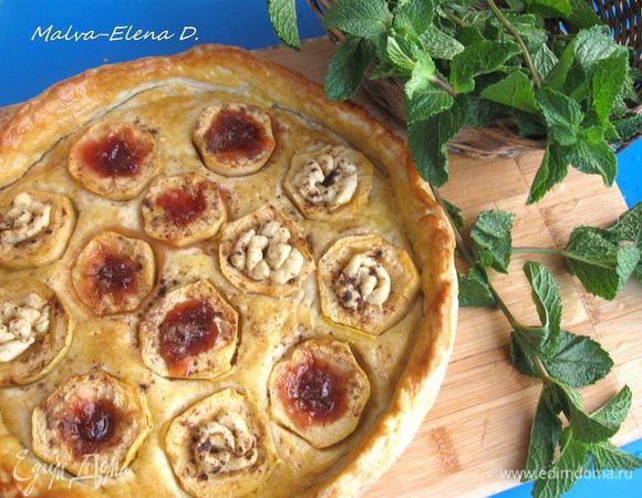 После выпечки он выглядит так. Тесто получается более плотным и ниже, на выпечку требуется на 5 минут меньше, яблоки чувствуются лучше.