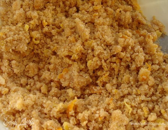 Помешать вилкой до получения крошки.