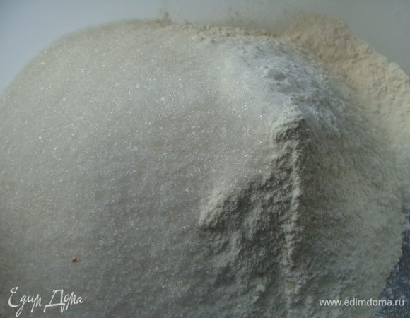 Тесто для пирога. Духовку нагреть до 175-180 гр. Форму (можно для кекса) смазать сливочным маслом.
В большой миске смешать все сухие ингредиенты.