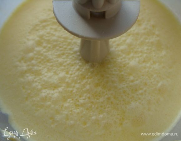 В блендере взбить молоко, сок, яйца, размягченное сливочное масло, ванилин и цедру. Постепенно влить жидкость в сухую смесь, перемешивая до получения однородной массы.
