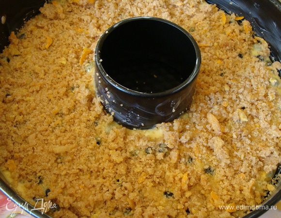Выложить половину теста в форму. Посыпать апельсиново-коричной крошкой.