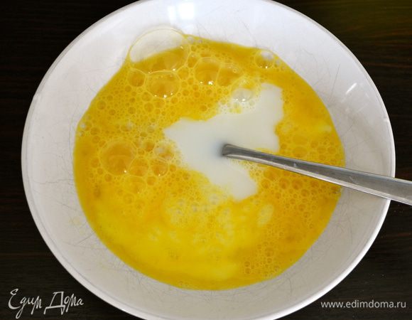 Используем любые куски курицы для жарки, по желанию. У меня куриные голени. 
Промойте и высушите курицу. В отдельной посуде смешайте яйца с молоком.