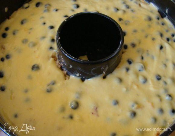 Накрыть второй половиной теста. И выпекать 40 минут.