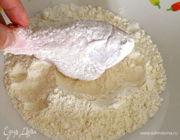 Духовку разогреть до 180 С. Тем временем кусочек курицы обвалять сначала в муке... 