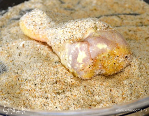 ...затем опустить в яичную смесь и обвалять в сухарях. 