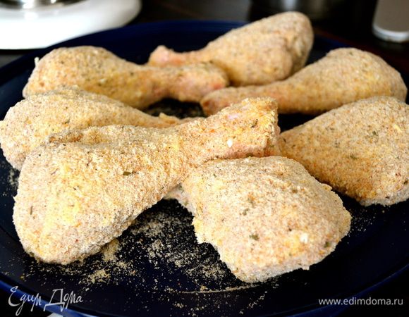 Подготовить таким образом все куски курицы. А глубокой кастрюле с тяжелым дном разогреть оливковое масло (которое Вы привыкли использовать для фритюра).