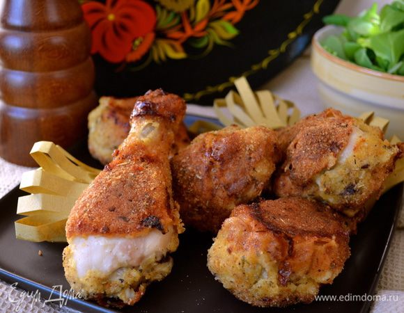 Пожарить куски курицы со всех сторон небольшими порциями до золотистой корочки. Выложить на противень и поставить в разогретую духовку до готовности. Время приготовления зависит от размеров курицы. Я запекала ровно 30 минут.  