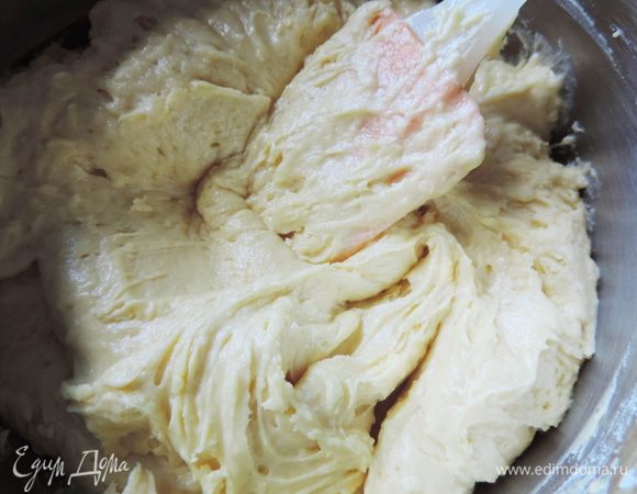 Добавляем сметану, перемешиваем до однородности. Всыпаем муку, просеянную с разрыхлителем (пакетик рассчитанный на 0,5кг муки!!!). Перемешиваем лопаткой. Тесто получается довольно густое.