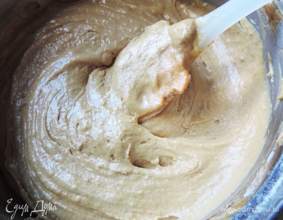 Теперь растворяем кофе в горячей воде и добавляем в тесто. Туда же отправляем мускатный орех и корицу. Перемешиваем до однородности. Тесто получается довольно светлым.