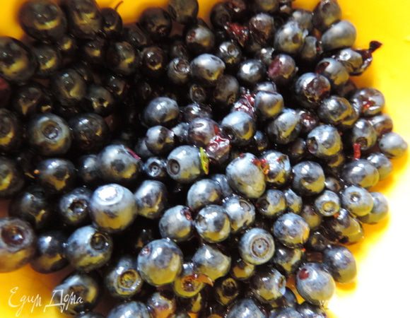 Моем чернику. Если нужно, перебираем.