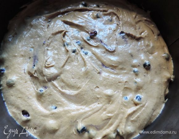 В последнюю очередь добавляем помытую чернику. Аккуратно перемешиваем лопаткой, чтоб не размять ягоды. Выкладываем тесто в форму диаметром 23см, выстеленную бумагой для выпечки. Выпекаем в разогретой до 180 градусов духовке примерно 35-40 минут. Ориентируйтесь по сухой деревянной шпажке. Во время выпечки пирог сильно поднимется и будет вкусно пахнуть)))