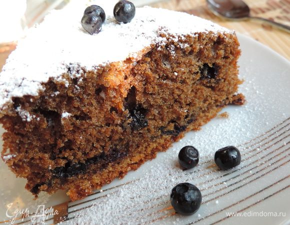 Теплый пирог переложить на блюдо, посыпать сахарной пудрой. Ну очень вкусно! Приятного аппетита!!!