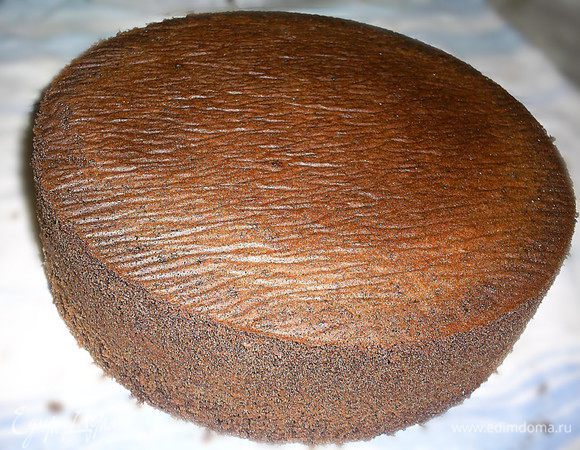 Пока чернослив настаивается, а сметана с шоколадом остывают, - займемся бисквитом.
Испечь шоколадный бисквит из указанных ингредиентов. Как это сделать - смотрим здесь http://www.edimdoma.ru/retsepty/64480-izumitelnyy-shokoladnyy-biskvit Остудить. Используем форму диаметром 23 см.