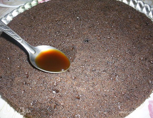 Приготовим кофейный сироп. Для этого кофе и сахар растворим в 100 мл кипятка. Остудить до комнатной температуры. Добавить коньяк. Пропитать остывший бисквит.