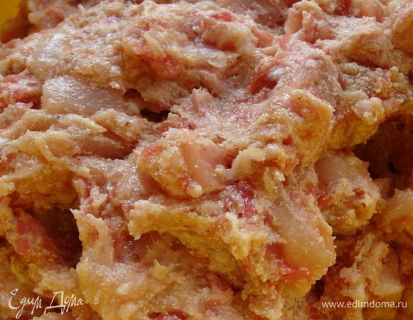 Смешать фарши и куриную грудку, добавить манную крупу, яйца, соль и специи, перемешать. Соль положите по вкусу. Учтите, что морская соль более соленая, чем обычная поваренная.