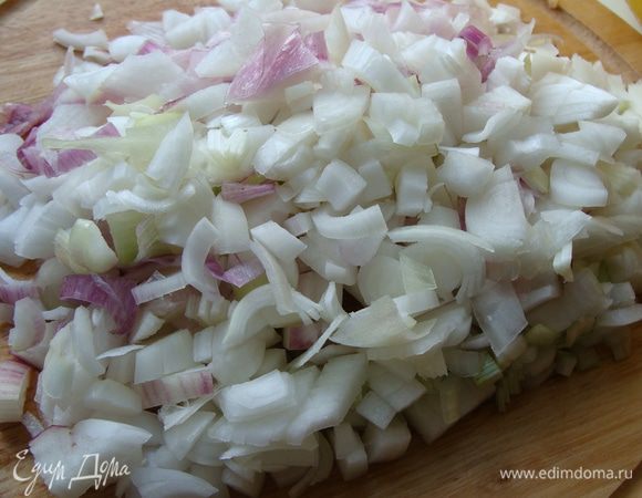 Лук нарезать кусочками.