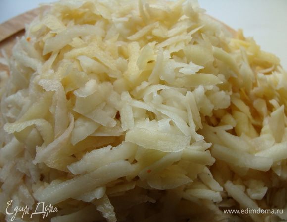 Сырой картофель натереть на крупной терке.
