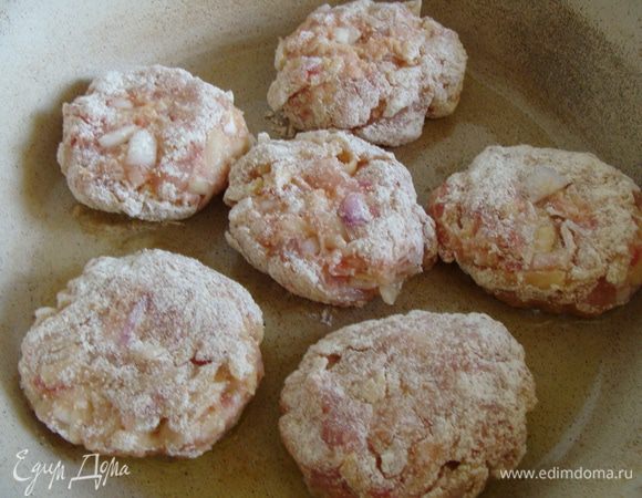 Смешать, сформировать котлеты, обвалять в цельнозерновой муке. Жарить на смазанной оливковом масле сковороде. Советы по жарке: после того как сковорода разогрелась, огонь убавить, положить котлеты, накрыть крышкой, жарим примерно по 10 минут с каждой стороны до образования золотистой корочки.
