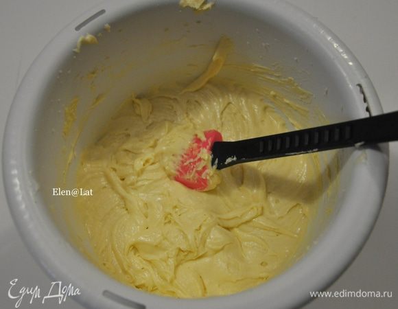 Масло комнатной температуры взбить с сахаром. По одному ввести яйца, каждый раз взбивая. Добавить творог, муку смешанную с  разрыхлителем, крахмалом и щепоткой соли. Еще раз взбить. Добавить вишню, клюкву и изюм. Перемешать.