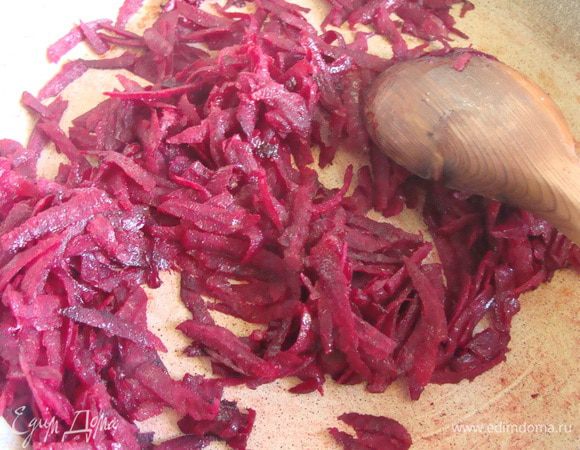 Свеклу натереть на крупной терке. Пассеровать на медленном огне около 10 минут.