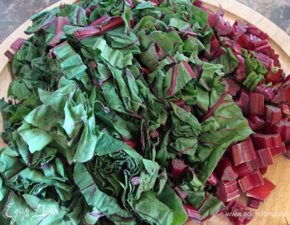 Листву свеклы порубить. Добавить на сковороду. По необходимости добавить оливковое масло. Пассеровать еще минут 10 на слабом огне. Остудить.