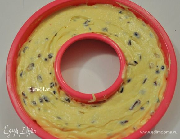 Тесто переложить в форму. Выпекать кекс в заранее разогретой до 180С духовке 40-50 минут.