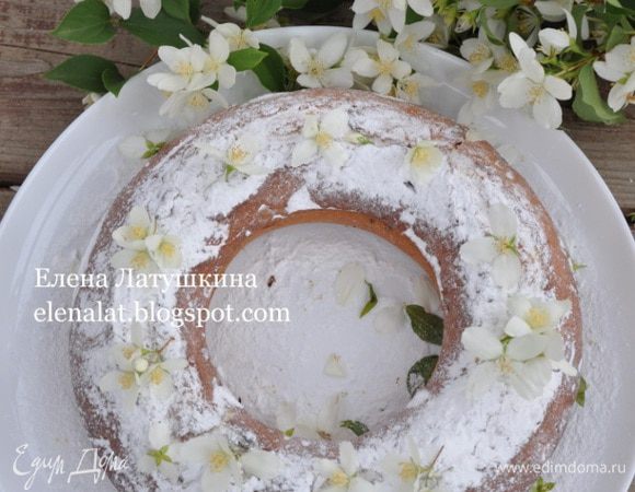 Готовность кекса проверить деревянной шпажкой. Готовый кекс остудить и посыпать сахарной пудрой. Готовый кекс посыпать сахарной пудрой.
