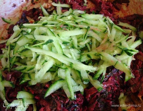 Добавить специи, натертый свежий огурец и грецкие орехи. Заправить сметаной.