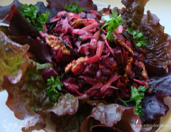 Выложить на листья салата, украсить зеленью.